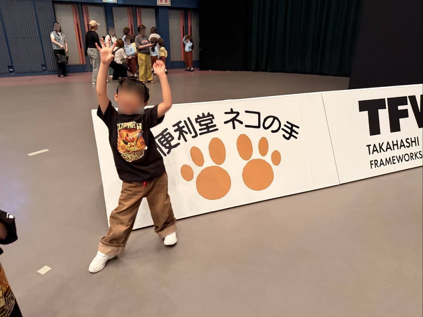 STUDIO ONE発表会 便利堂ネコの手の協賛ボード